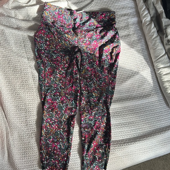 Lu Lu lemon pants - Picture 5 of 6